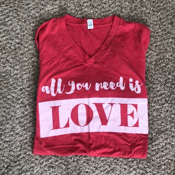 Tops - All you need is love graphic v neck